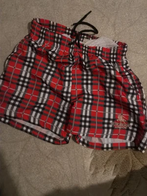 Burberry badshorts - använda 2 gånger typ och tvättade 2 gånger