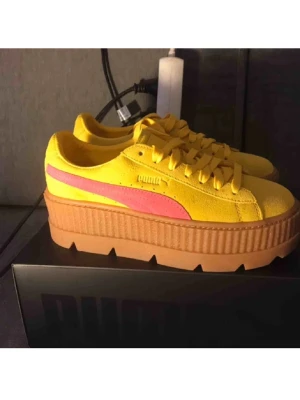 Fenty x Puma Creeper  -  Fenty by Rihanna creepers i materialet suede (mockaläder) från Puma. Endast använda enstaka gång så de är i fint skick, dock några små fläckar som nog går att få bort. Väldigt coola och snygg färg men tyvärr något för små för mig som har 39 normalt. 