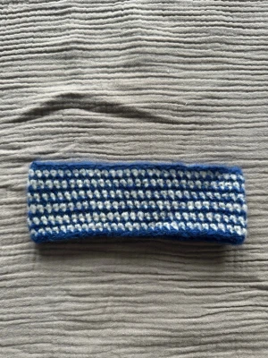 Virkar hårband - Egentillverkat hårband i vitt och blått garn. Tvättas i 30 grader