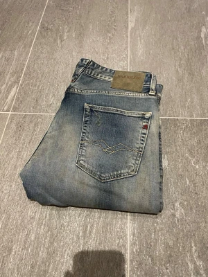Replay jeans - Ett till par Replay jeans med riktigt schyssta sltingar. Riktigt fin tvätt på dessa. Samma gäller här storlek 32/32. Hör av dig vid frågor