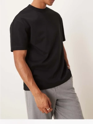 Svart heavy weight T-shirt  - Svart heavy weight t-shirt från ASOS, helt oanvänd! Den är i oversize, alltså större än en vanlig strl M brukar vara. Har en likadan som jag älskar men i en annan strl och glömde skicka tillbaka denna så helt ny. Slut nu i alla strl på deras hemsida. Nypris 320kr. Skickar den i samma förpackning som jag fick hem den.