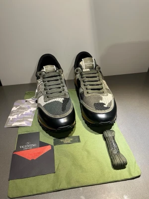 Valentino rockrunners  - Säljer dessa riktigt feta rockrunners i storlek 42. Perfekta nu inför höst och vinter. Riktigt snygg och unik design! Dem är helt nya och i 10/10 skick! Endast extra skosnören medkommer. Tveka inte på att höra av dig vid funderingar 🙌🏼 Obs: Inte org1nal