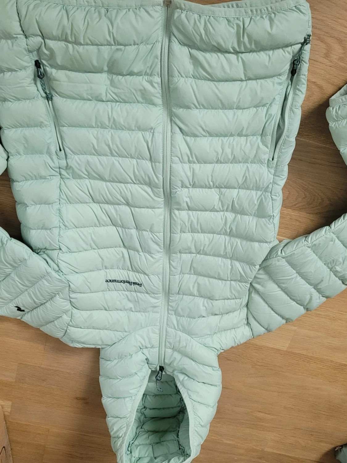 Ljusgrön dunjacka från Peak Performance  - 2