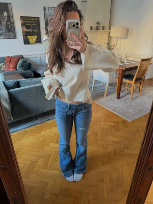 Blå bootcut jeans med slitningar - Blå bootcut jeans från Gina Tricot!💙Strl S från 14+