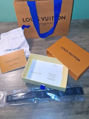 Armband dustbag och allt - Säljer en LV armband som har använts ett fåtal gånger och är i fantastiskt skick. Pris kan diskuteras