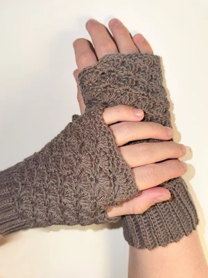 Handvirkade torgvantar i "Shell stitch" - Söta och värmande handledsvärmare virkade i ett mjukt, tjockare bomullsgarn. Fin grå färg som passar till allt.  Storlek: XS/S (nätt passform). Material: Varmt bomullsgarn – perfekt för dig som vill undvika ull som kliar!