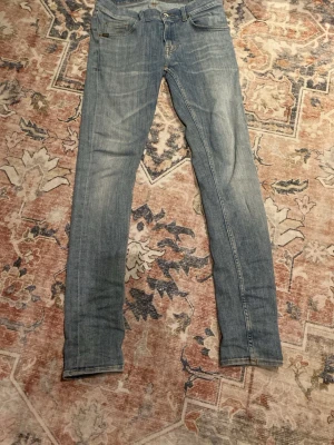 Ljusblå tiger of Sweden jeans - Hej jag säljer mina tiger of Sweden jeans pga av att de är för små. Jeansen har inga defekter eller fläckar och är i princip helt oanvända. Jeansen har storlekarna W28 och 32. (Priset är ej hugget i sten). 