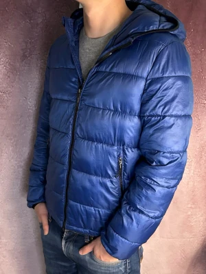 Vårjacka - Mycket fint skick | Size M (modellen är 188 cm 75 kg) | fraktar spårbart inom 24 timmar | för att köpa klicka ”köp nu” | vid frågor eller funderingar skriv ett meddelande | följare får bättre rabatter🙌