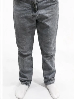 Jack & Jones Grå loose fit jeans - Säljer ett par grå loose fit jeans med tvättad look och raka ben. Jeansen har klassiska fem fickor och normal midja. Perfekta för en avslappnad och trendig stil. Materialet är denim i bomull.