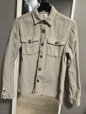 Overshirt från Ciszere - En beige manchester overshirt i storlek xs för endast 350kr nypris 1000kr. Endast använd fåtal gånger.