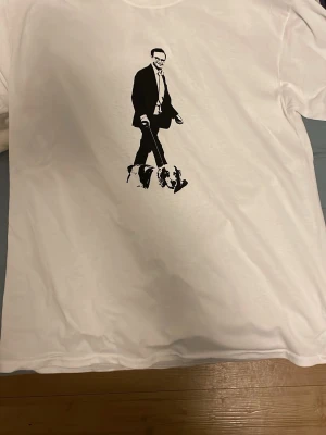 Limiterad Ulf Kristersson x Winston T-shirt - En limiterad Vit T-shirts med trycket av Ulf Kristersson och hans hund Winston. Storlek L men den är mindre i storleken. Så jag skulle nog säga att den är perfekt som M men passar rätt så bra som S också. Helt ny och oanvänd!!!