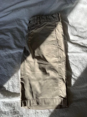 Beige shorts med fickor från Morris. - Snygga beige shorts med normal passform från Morris.