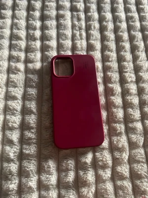 Mörkrött mobilskal i silikon  - IPhone 12! Snyggt mörkrött mobilskal med matt finish, tillverkat i mjukt silikonmaterial. Skalets design har exakta utskärningar för kamera och knappar, vilket ger bra skydd och stilren look till din mobil. Perfekt för dig som vill ha ett enkelt men trendigt skydd.
