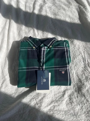 Grön och marinblå rutig skjorta GANT - Snygg rutig skjorta från GANT i grönt och marinblått.