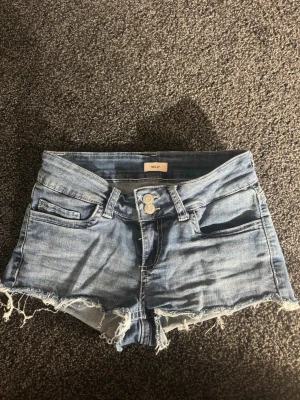 Blå denimshorts Nelly - Helt nya. Nypris: 500