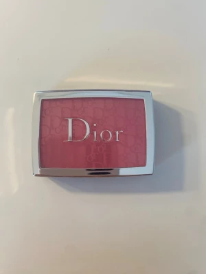Dior Backstage - Rose glow - Dior Backstage blush I pink som inte kommer till användning längre och innehåller fortfarande mycket produkt, skicket syns på bilderna men skriv dm om du har mer funderingar! 💕 