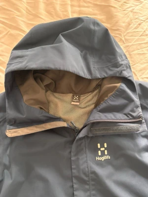 Blå haglöfs jacka  - Blå Haglöfs som är i perfekt skick använd i 2 månader 