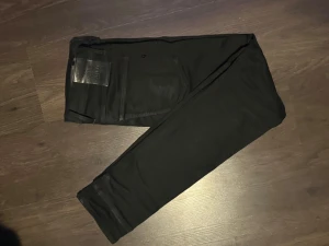 Replay Jeans - Säljer ett par snygga slim fit jeans från Replay i storlek 30/32, lite tecken på användning men absolut ingen fel på de! Kom dm för frågor, pris ej hugget i sten.