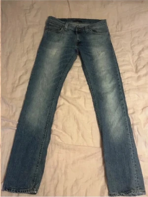 Nudie jeans - Tja säljer dessa as feta nudie jeans fint skick utan tecken på användning. Finns ej nån storleks lapp men skulle säga 30-32 jeansen sitter lite löst i benen!