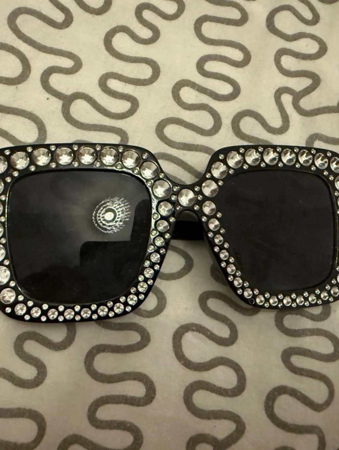 Två trendiga solglasögon med detaljer