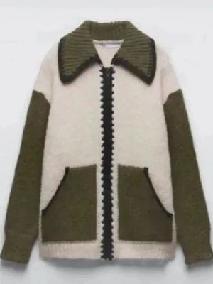 Stickad zip Zara💓 - Stickad cardigan från Zara som är slutsåld inga skador eller defekter alls knappt använd. Första tre bilderna är inte mina men de tre sista är, hör av er för frågor❣️