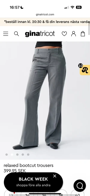 Gråa kostymbyxor från Gina Tricot - Snygga grå bootcut-byxor med avslappnad passform från Gina Tricot. Byxorna har klassiska pressveck, bälteshällor och rak midja. Perfekta för en trendig och stilren look, passar till både sneakers och boots. Säljer pågrund av att jag köpt fel storlek och tid till retur gått ut. Köptes för 399:-