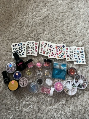 Nagel saker  - Glitter, klistermärken, gel färger . Till naglar obs behövs uv/ led lampa till färgerna för att de ska härda. 