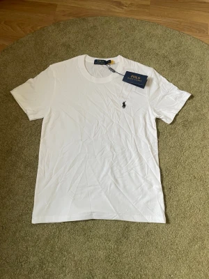 Polo T-shirt  - Hej, den är aldrig använd och i storlek S.