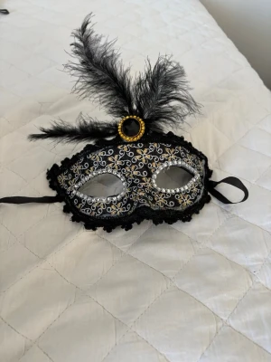 Svart maskeradmask med fjädrar - Fin maskeradmask i ett mycket bra skick