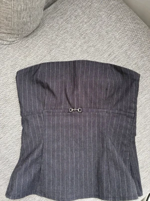 tubtopp - Jeans/mörkblå färg. För stor för mig:(