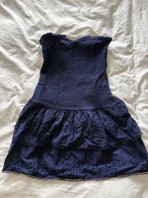 Blå klänning  - Marinblå klänning från Ginatricot i storlek M. Tyvärr för stor på mig, aldrig använd💙