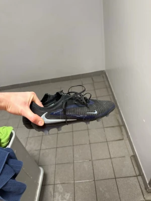 Nike Phantom 6 Elite Low Cut AG-PRO  - Säljer ett par Nike phantom som är i nyskick. Har använts några gånger men börjat använda ett par andra skor nu så dessa har bara hängt i skåpet och inte kommit till användning 