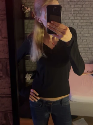 Söt topp  - Super söt topp från Vero Moda med spets, storlek M och i bra skick!🌟