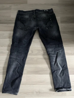 Dondup jeans - Säljer nu ett par snygga jeans från Dondup. Jeansen har fet tvätt med snygga slitningar och är modellen George. W34 men tycker själv att de är mindre. Vid mer frågor tveka inte på och skriva!