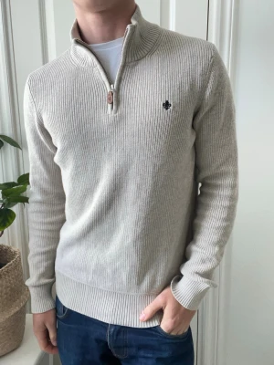 Morris half zip stickad  - Morris half zip stickad, en av dom finaste morris plaggen man kan hitta. Modellen är 180 cm 75 kg och bär storlek S. Det är minimala fläckar som bara märks i speciellt ljus. Det är ungefär 3 stycken av dom fläckarna. Det märks mycket mer tydligt i bilden där jag visar den. Kom med frågor! En favorit från oss 