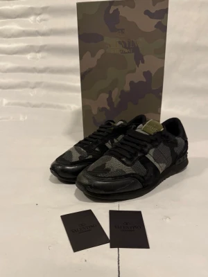 Valentino Rockrunners - Valentino Rockrunners | storlek 40 | Fina | Snygg modell | Box & Snören & Valentino kort ingår | skriv vid funderingar eller minsta lilla - Priset är ej hugget