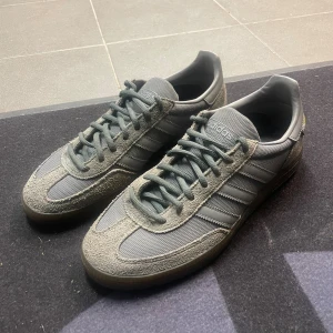 Adidas handball spezial Cordura grå sneakers - Varsamt använda Adidas handball spezial, väldigt bra skick på dom.