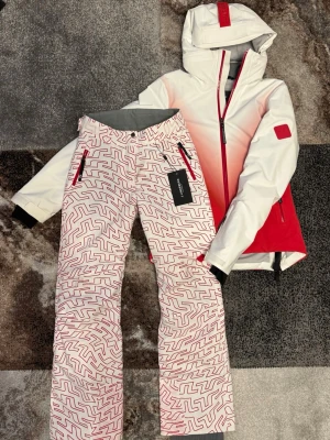 J. Lindeberg - Brand New Ski Set - Women - Hey! Completely new, unworn skiset from J. Lindeberg. The jacket and the pants combined are 4000kr, but individually;  2250kr each. Let me know if you have any questions.
