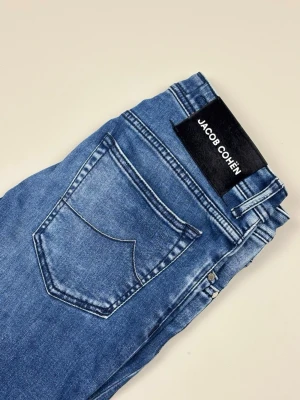 Jacon Cohën Nick Slim Jeans - Jacob Cohën Nick Slim Jeans | Modell: Nick Slim | Slim fit | Skick: Nyskick | Nypris: 5800+ kr | Storlek: W33 | Hör av dig vid minsta fundering 📦