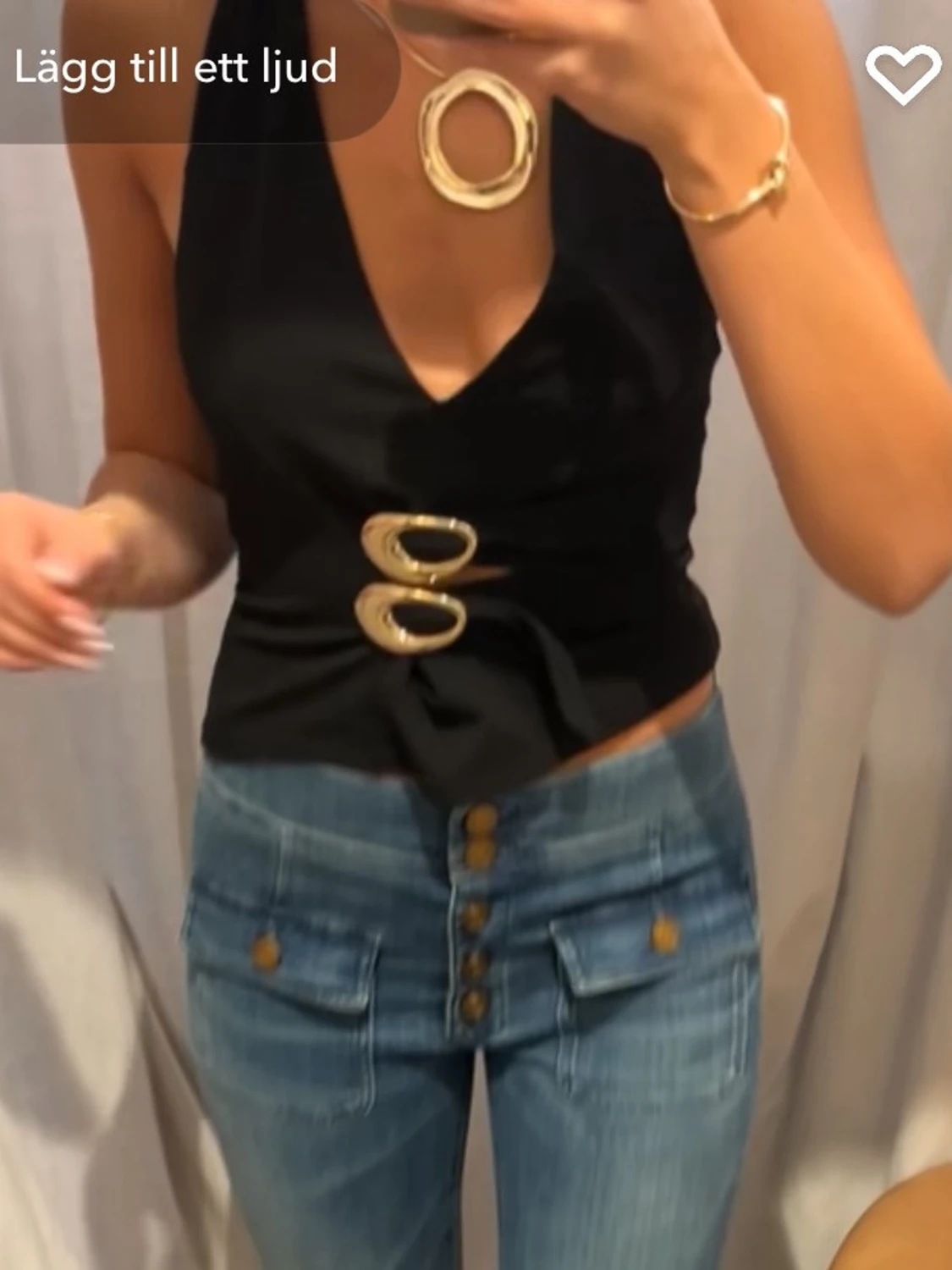 Svart top med gulddetaljer - 1