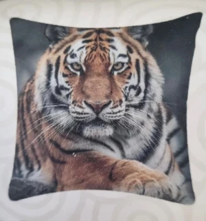 Kuddfodral med tigertryck - Snyggt kuddfodral med ett realistiskt tryck av en tiger på framsidan.  Baksidan är mellangrå Kuddfodralet har dragkedja. 48 x 48 cm 100% polyester Helt ny oanvänd  