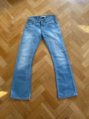 Levi 512 - High demand 512 bootcuts. Inget fel på de och har snygg wash. Pris kan diskuteras. Säljer för att de inte passar mig.                                                           Midja:42,5 cm längd:111 cm innersömvidd: 24 cm