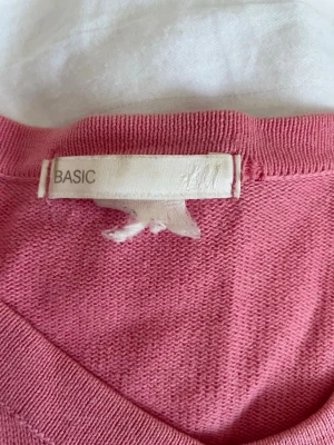 rosa kofta H&M - jätte söt kofta, passar inte själv i rosa därför säljs den skriv vid frågor eller fler bilder❣️