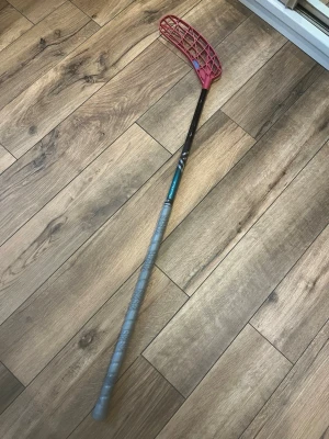 Innebandyklubba - Ultimatelight hes 29 96cm 25/26, Ordinarie ny pris=2199kr. Nyaste ultimatelight versionen. Elit klubba. Lätaste oxdog skaftet kombinerat med världens lätaste blad, highlight i bleached red. Bladet är näst intil helt nytt och ohookat så man själv kan bestämma om man vill behålla org vinkeln eller hooka om den precis som man vill. Har på säg en hyfsad fräsch grå kh linda. Säljaren står ej för någon slags kompensation om klubban skulle gå sönder efter försäljningen. Skriv till mig om intresserad😊.