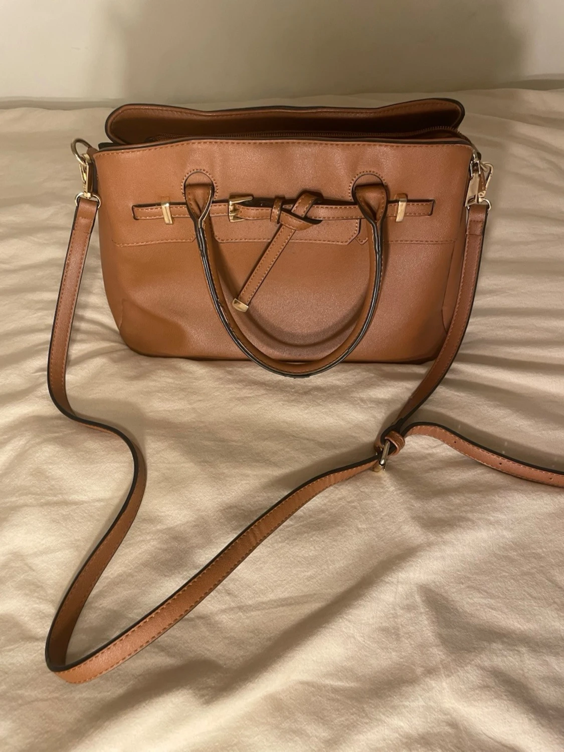 Brun axelväska med gulddetaljer - 1