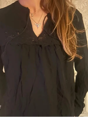 Svart blus med spetsdetaljer från Kappahl - Svart blus med lite spets detaljer. Storlek 38 men även S. Knappt använd. (inte min bild på första)