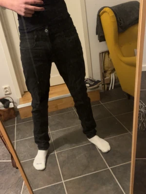 Svarta jeans från replay - Säljer ett par riktigt snygga svarta Replays med storlek Waist 33 och Lenght 34. Passar perfekt tillsammans med en svart t shirt eller liknande🤩