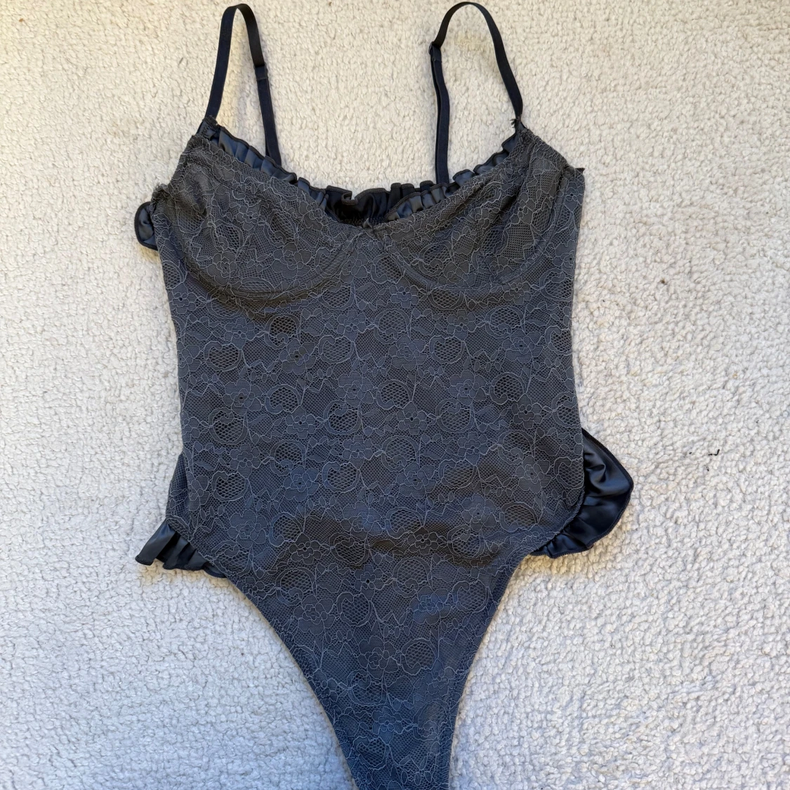 Grå spetsbody med v-ringning - 3