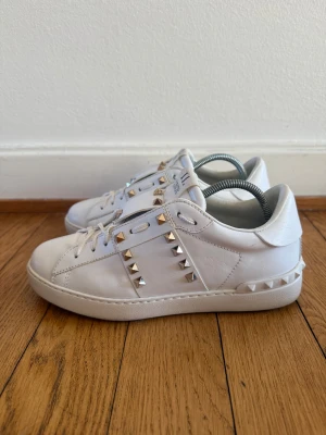 Valentino rockstud sneakers  - Säljer nu dessa fina valentino sneakers | Super fint skick | Storlek 38 |