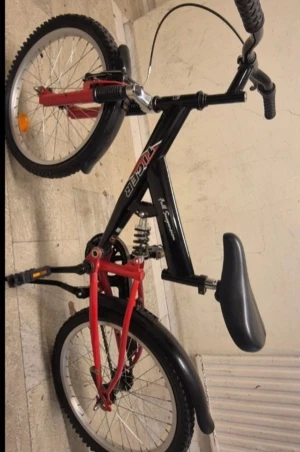 Svart och röd barncykel Tiger - Barncykel från Tiger i svart och rött med full fjädring. Cykeln har robust ram, stötdämpare och sportig design. Passar perfekt för äventyr och lek. Metallram och detaljer i plast och gummi.